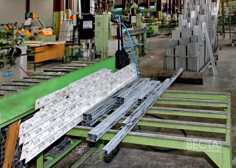 Нарезка пластиковых и стальных профилей для изготовления окон Рехау